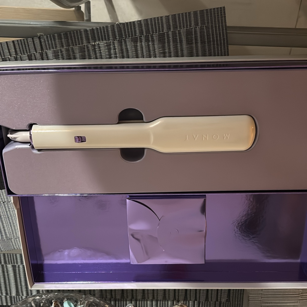 Monat White Hair Styling Tool